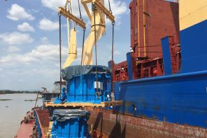 Vận chuyển hàng siêu trường, siêu trọng bằng đường thủy